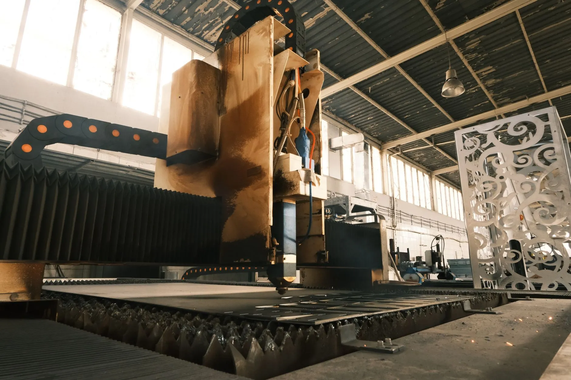 Máquina de corte por control numérico trabajando en un taller